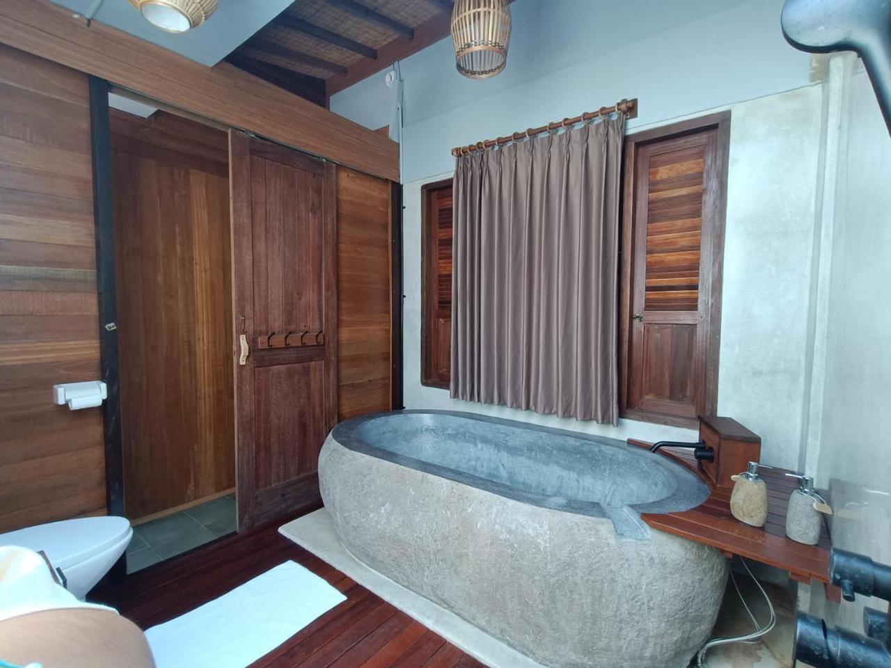 Putra'Lebah Amed Guest House Exteriör bild