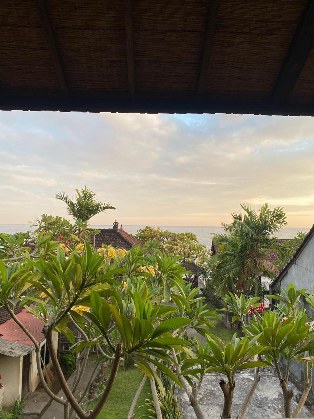 Putra'Lebah Amed Guest House Exteriör bild